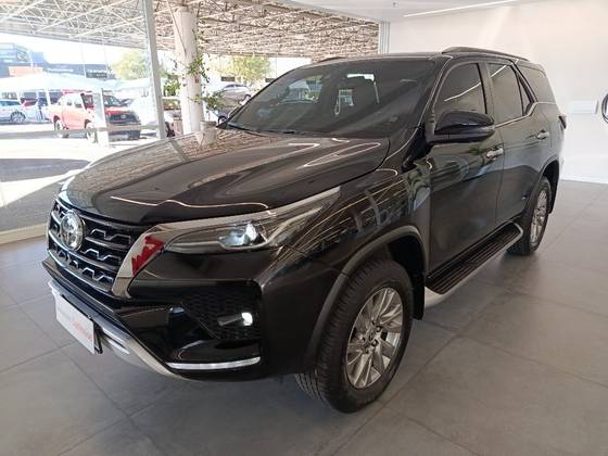 TOYOTA HILUX SW4 2.8 D-4D TURBO DIESEL SRX 4X4 AUTOMÁTICO TOYOTA HILUX SW4 2.8 D-4D TURBO DIESEL SRX 4X4 AUTOMÁTICO